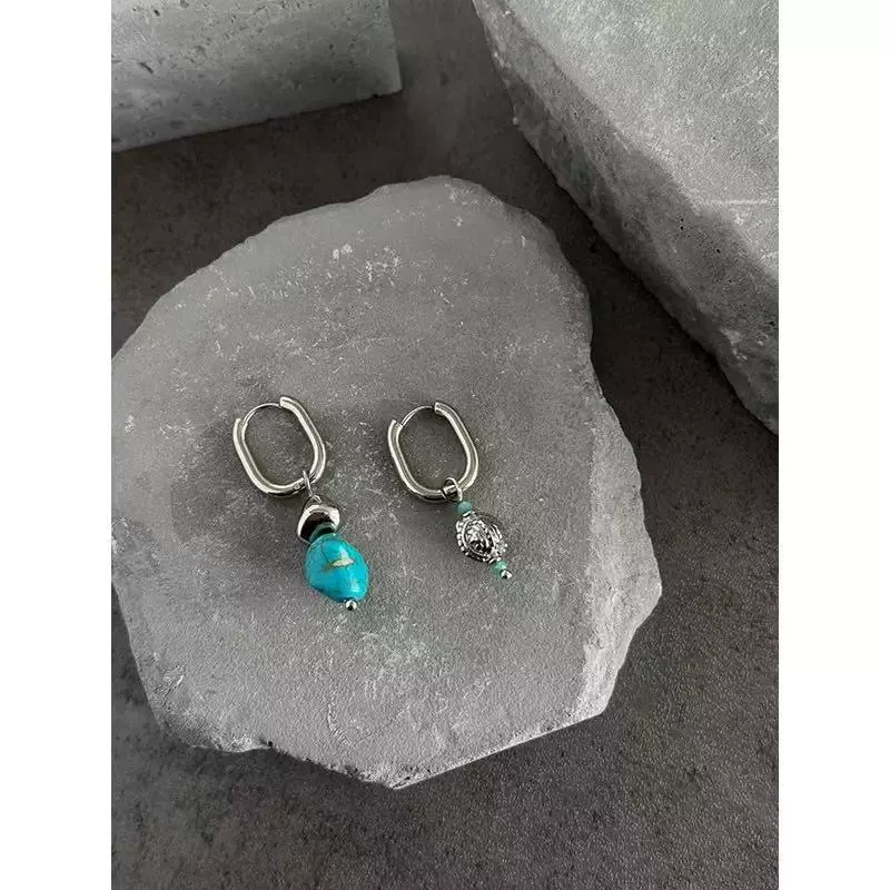 Asymmetric Oval Hoop Earrings - Image 2